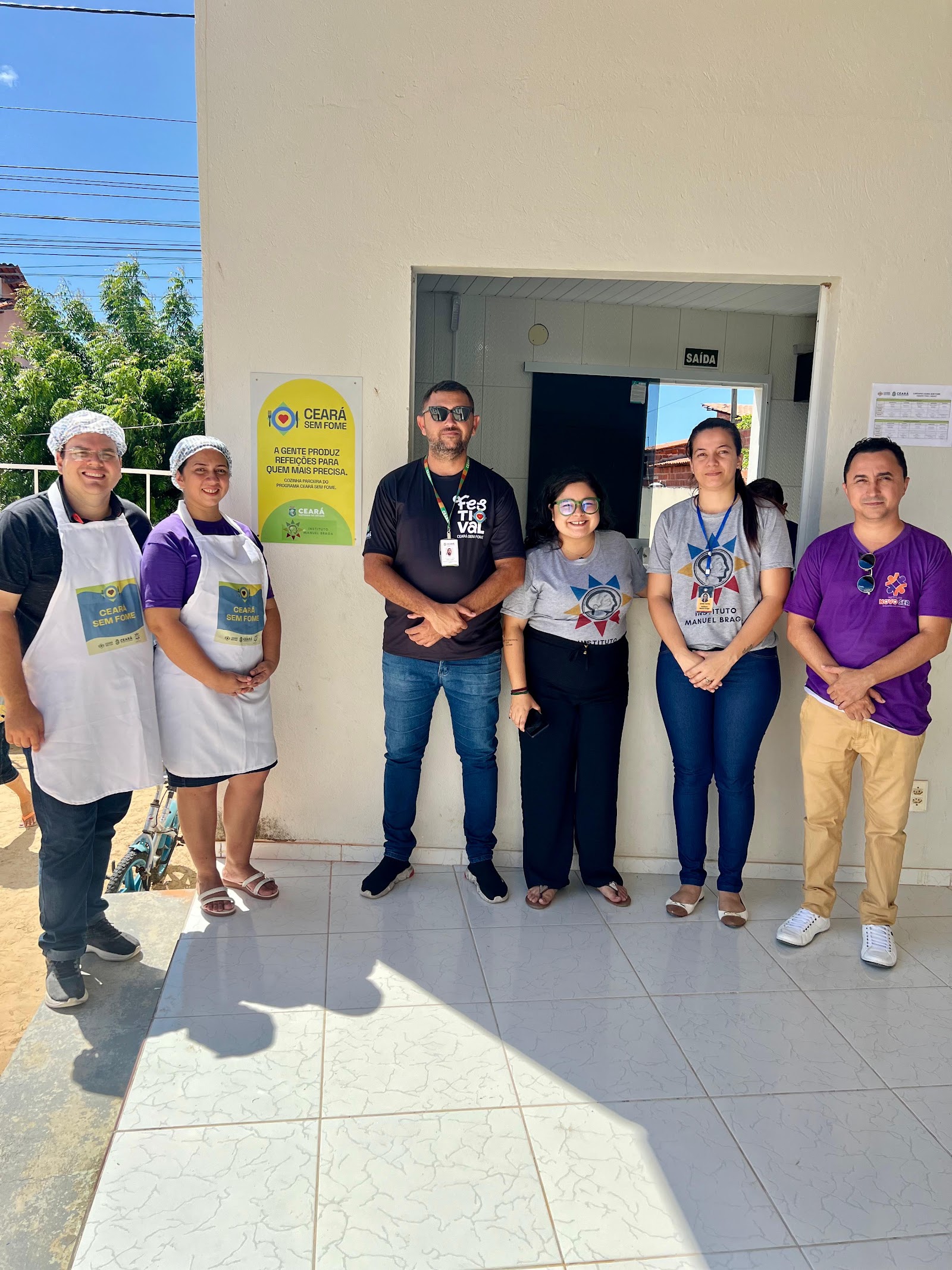 Equipe e parceiros diante da Cozinha Solidária do Instituto Novo Ser