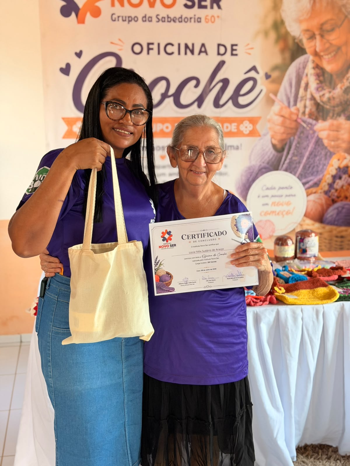 Participante recebendo certificado da Oficina de Crochê do Grupo da Sabedoria 60+